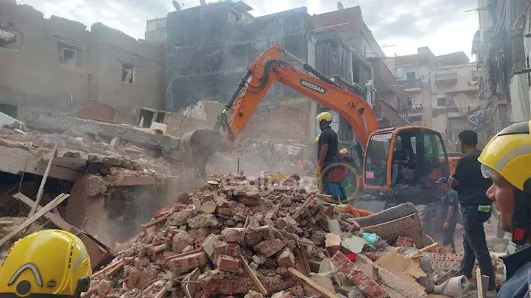 صور- استمرار البحث عن 3 ضحايا أسفل عقار الإسكندرية بعد 12 ساعة من انهياره