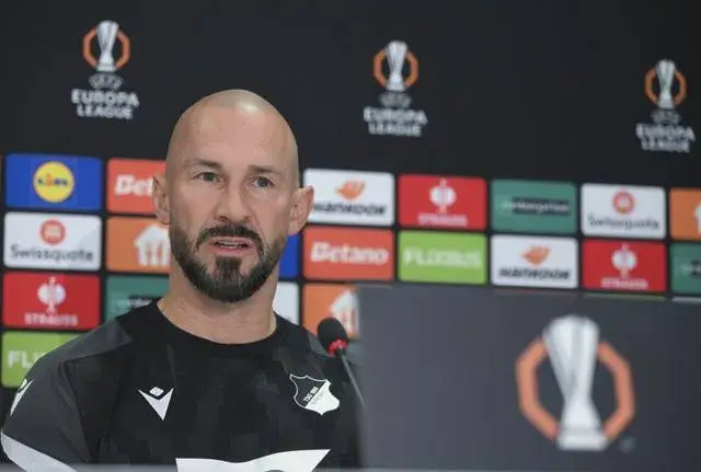 مدرب هوفنهايم يحتفل بعيد ميلاده بتحدي ليون في الدوري الأوروبي