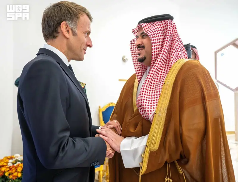 الرئيس الفرنسي يصل إلى الرياض وفي مقدمة مستقبليه نائب أمير المنطقة