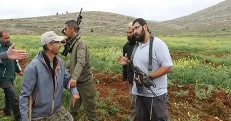مستوطنون يهاجمون قاطفي الزيتون في ترمسعيا ويحرقون ثلاث مركبات