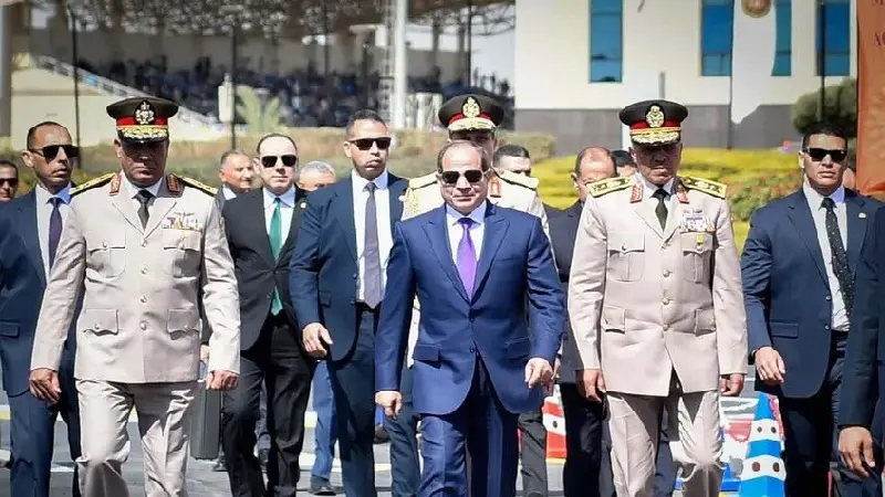 قيادي حوثي يهاجم السيسي ويحذر مصر من التدخل العسكري في اليمن