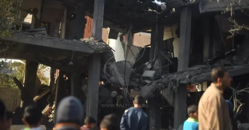 طائرات الاحتلال تستهدف منزلًا في مخيم جباليا شمالي قطاع غزة