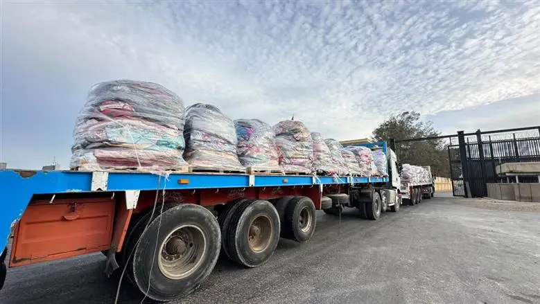 الهلال الأحمر يطلق قافلة «زاد العزة» 295 محملة بأطنان المساعدات الغذائية