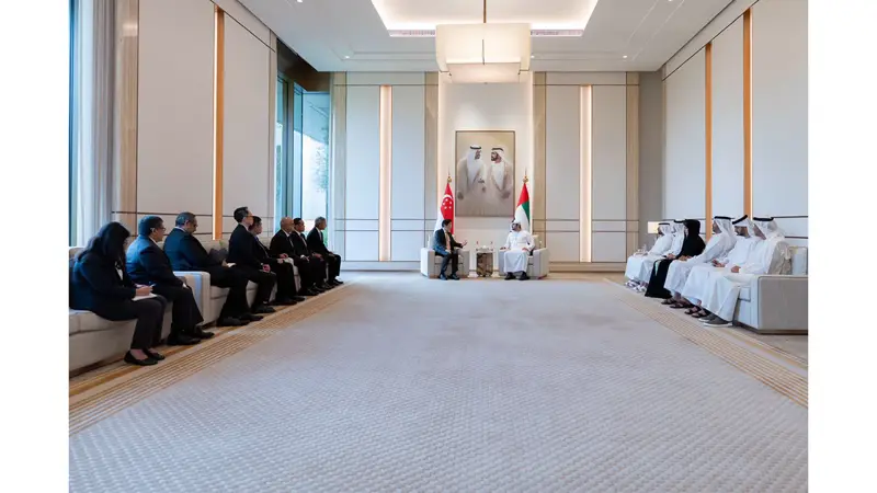 مكتوم بن محمد: الإمارات وسنغافورة نموذجان عالميان لاقتصاد لا تحدّ الجغرافيا نموّه