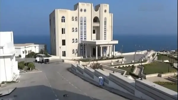 عقب هجمات صاروخية للحوثيين.. السلطات الأمنية في عدن تحظر التجمعات في محيط القصر الرئاسي وتوقف متورطين في محظورات نشر