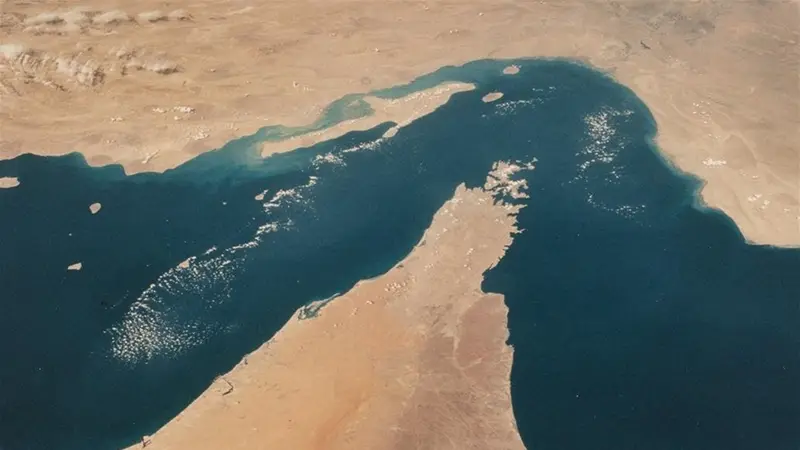 الحرس الثوري يهدد باستهداف كابلات الإنترنت في مضيق هرمز
