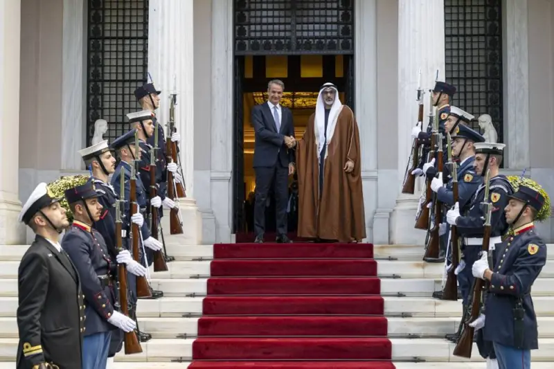 ولي عهد أبوظبي يصل إلى مقر رئاسة الوزراء في أثينا لبحث سُبل تعزيز الشراكة الإستراتيجية بين البلدين