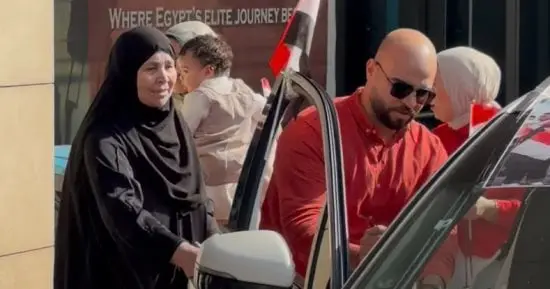 أسرة ميار عثمان تصل مطار القاهرة استعدادًا لاستقبالها