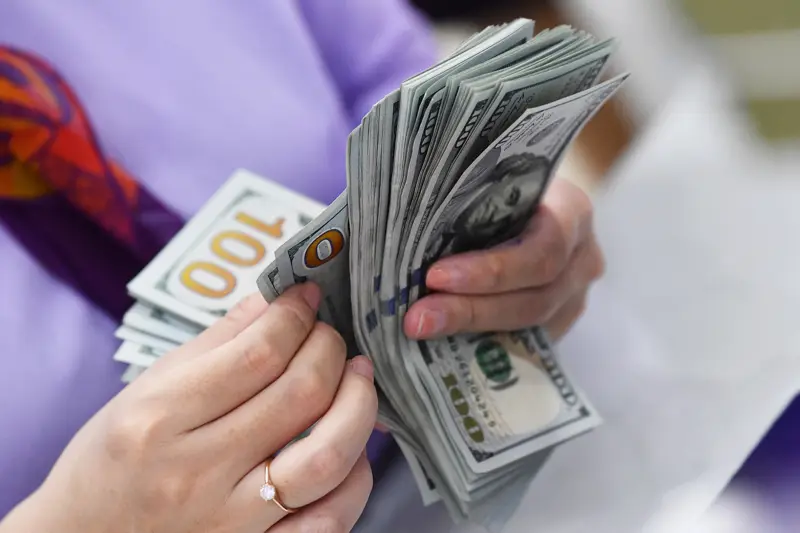 الدولار يستقر قرب أعلى مستوياته منذ أبريل 2025