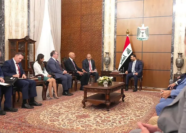 بعد انسحاب القوات الأميركية.. توم باراك يعودإلى بغداد لاختبار وعود الزيدي