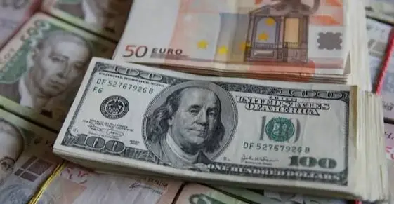 شفق نيوز..تذبذب الدولار واليورو بفعل المخاطر السياسية في أوروبا