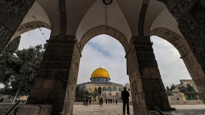 اعتقال 25 فلسطينياً ومداهمة عشرات المنازل في الضفة الغربية والقدس المحتلة