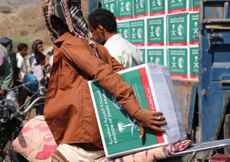 السعودية توزع مساعدات على النازحين بـ3 محافظات في اليمن