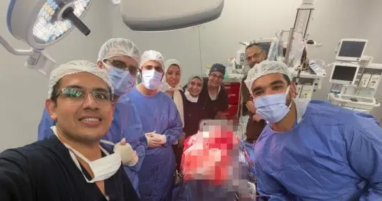 مسمار يخترق جمجمة مريض ويستقر قرب شرايين المخ.. أطباء قصر العيني ينقذون حياته