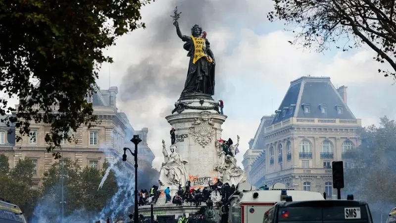 نصف مليون متظاهر بفرنسا احتجاجاً على الغلاء واعتقال 272