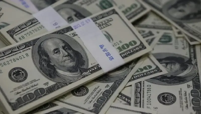 الدولار يتجه لأول خسارة أسبوعية في شهر... والذكاء الاصطناعي يضغط عليه