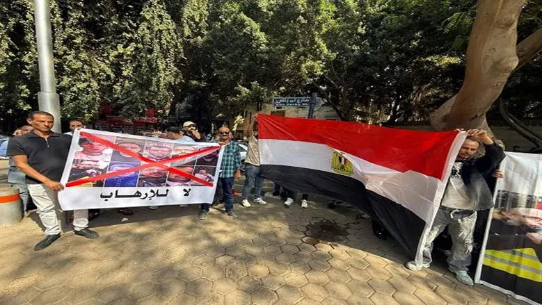 أطفال وشباب وسيدات أمام السفارة الهولندية رفضا لدعم الإرهاب والإفراج عن أحمد ناصر