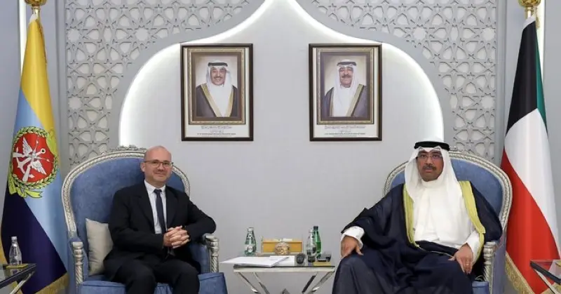 وزير الدفاع يبحث مع السفير الفرنسي سبل تعزيز التعاون