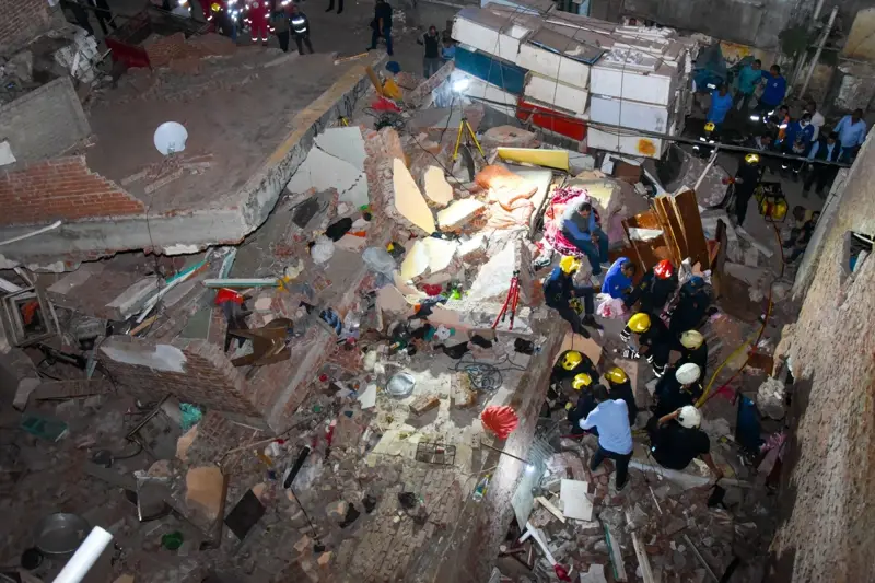 مأساة عقار الإسكندرية المنهار.. وفاة شخصين ومصابون و3 أطفال تحت الأنقاض