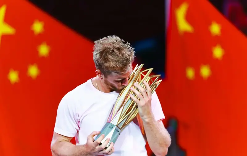 دافيدوفيتش فوكينا يحقق 3 ألقاب في 2026 بعد سنوات من الإحباط