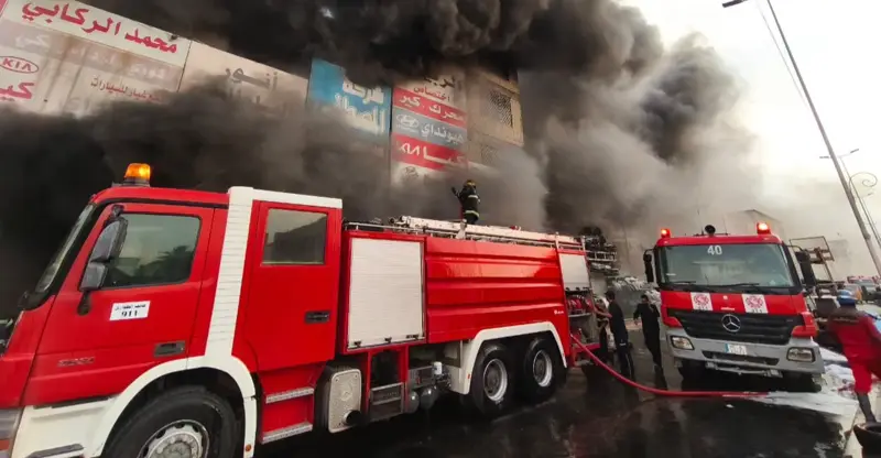 شفق نيوز..بغداد.. حريق يلتهم بناية لبيع أدوات السيارات في الطالبية