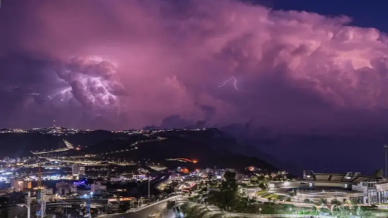 البرق يعانق الغيوم في أول أيام الوسم.. والباحة تتزين بلوحة ساحرة