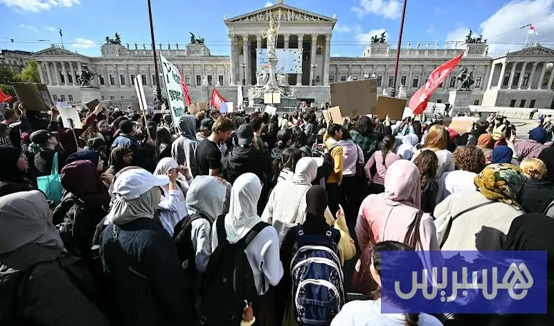 حظر الحجاب يضع مدارس النمسا أمام احتجاجات عارمة