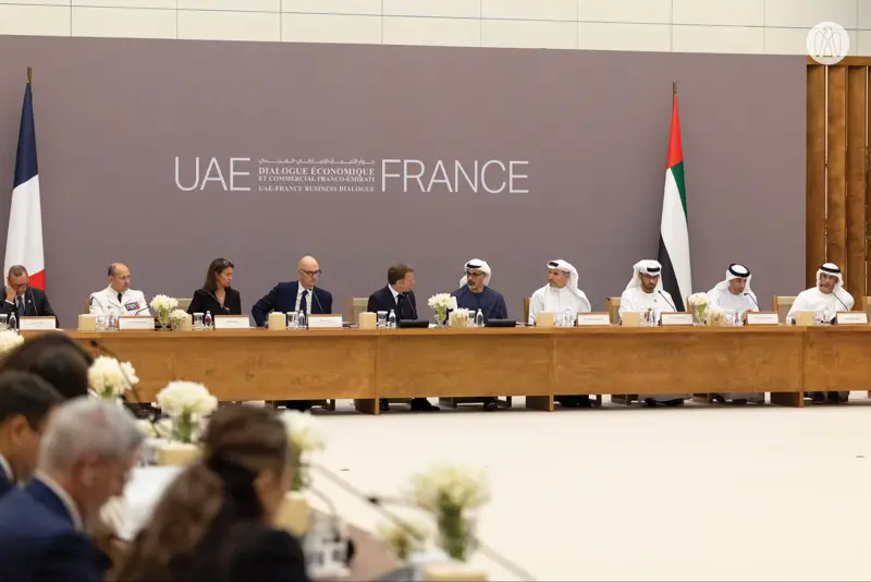 ولي عهد أبوظبي والرئيس الفرنسي يشهدان حوار الأعمال الإماراتي-الفرنسي