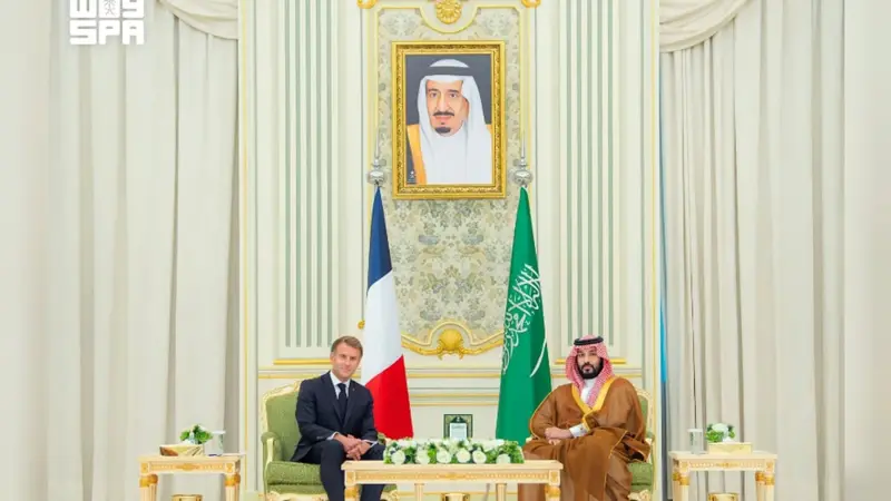 ولي العهد يستقبل الرئيس الفرنسي ماكرون في قصر اليمامة ويبحثان التعاون وتطورات الأوضاع