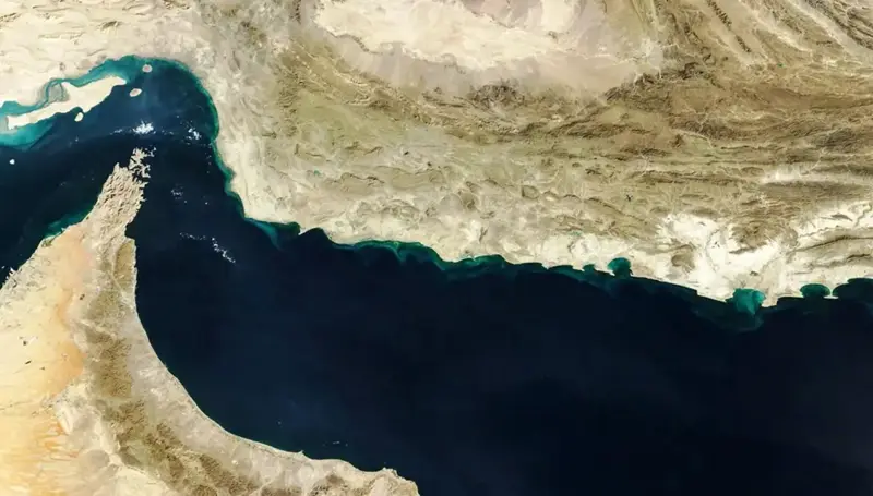إصابة سفينتين بمقذوفات مجهولة المصدر في هرمز