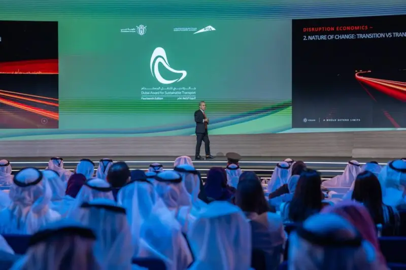 منصور بن محمد يُكرّم الفائزين في الدورة 14 لجائزة دبي للنقل المستدام 2026