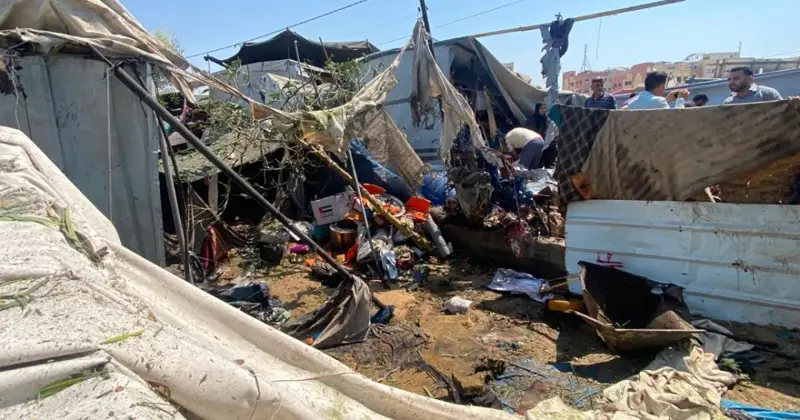 شهيد ومصابون باستهداف خيمة نازحين في مواصي خان يونس