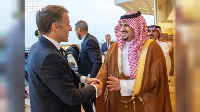 الرئيس الفرنسي ماكرون يغادر الرياض ونائب أمير المنطقة في وداعه