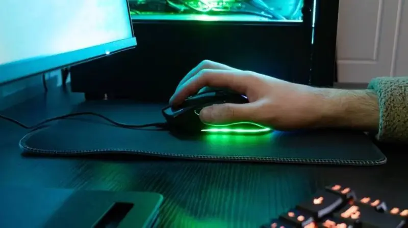 ماوس الليزر أم الماوس الضوئي؟ أيهما الأفضل للألعاب والعمل اليومي؟