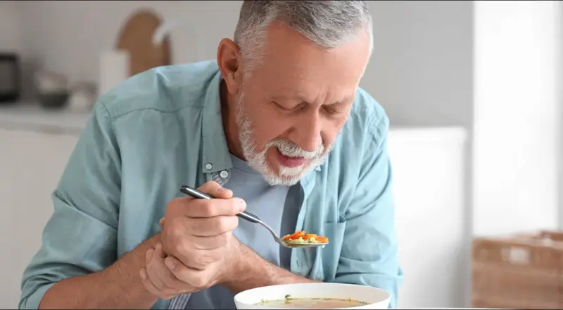 الكلام والبلْع… معركة يومية لمرضى” باركنسون” تستدعي التّأهيل المبكّر