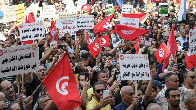 "الشارع ملك الشعب".. احتجاجات واسعة في تونس
