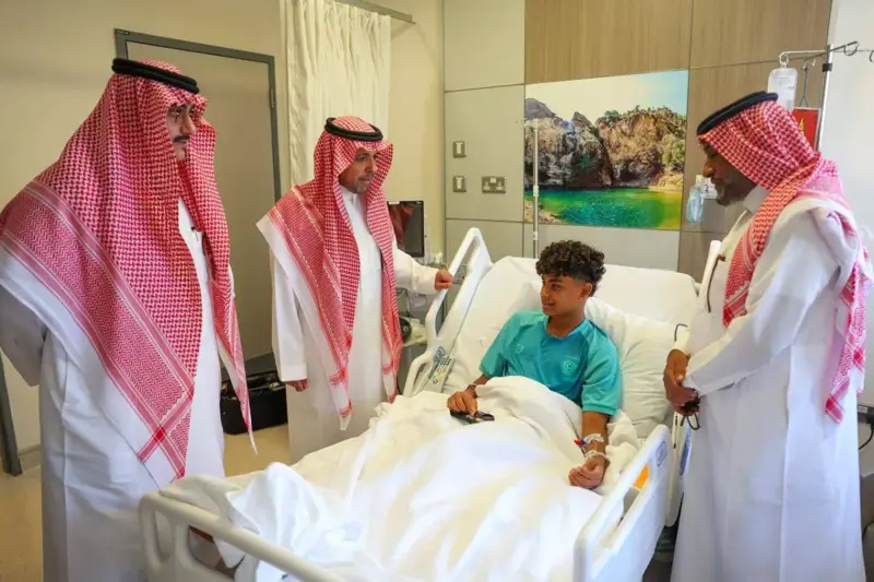رئيس الفيحاء يطمئن على السفري بعد إصابته في الهجوم «الإرهابي الحوثي»