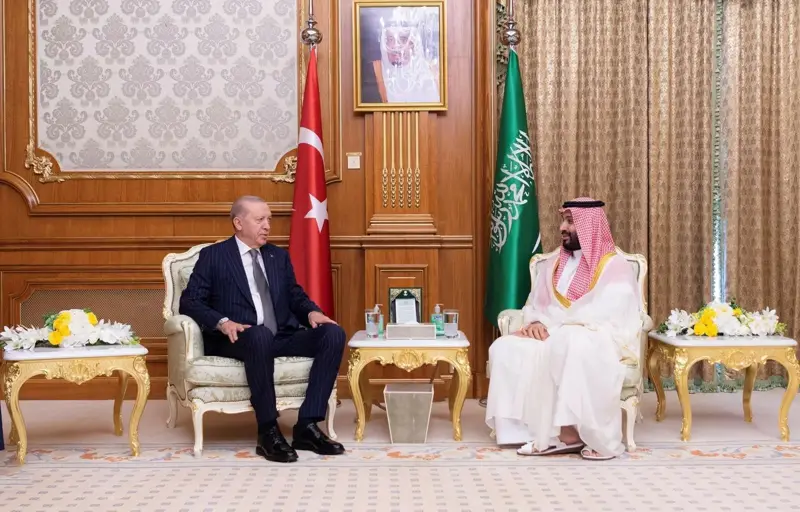 قدم تعازيه لضحايا الهجمات الحوثية.. ولي العهد يتلقى اتصالاً من أردوغان