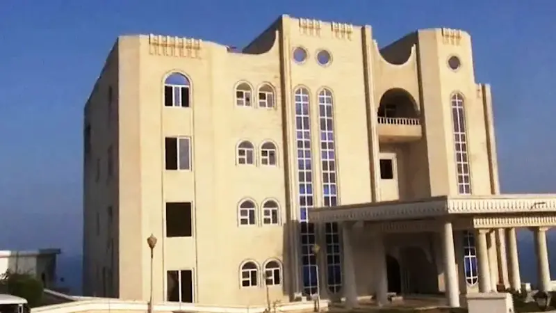 الحوثيُّون: استهداف مقرّ القصر الرئاسي في عدن