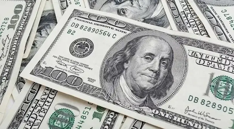 الدولار يتراجع.. والأسواق تترقب التضخم الأمريكي