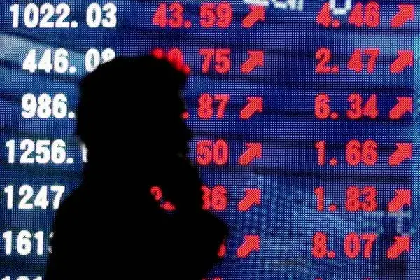 السوق السعودية تهبط 2.3 % لتسجل أدنى إغلاق منذ عام 2021