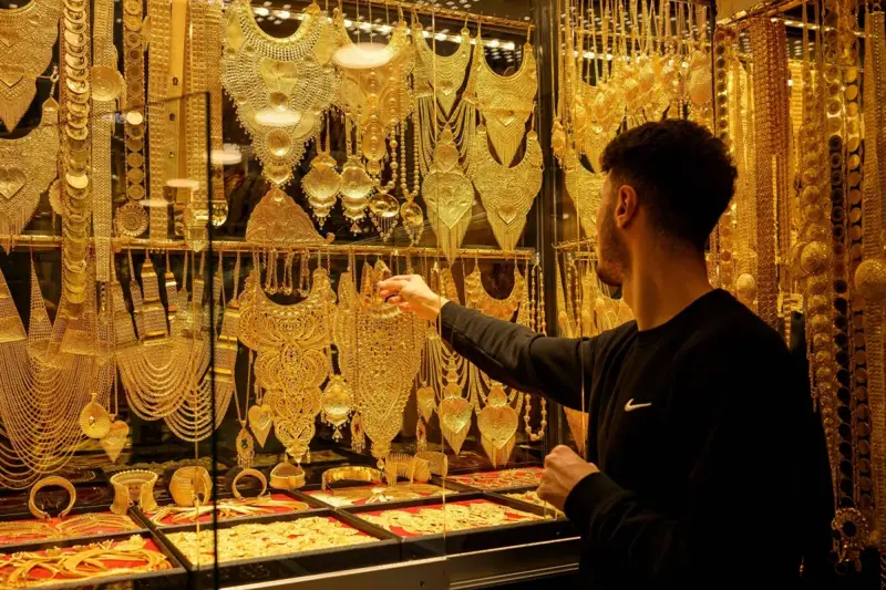 الذهب يرتد بأكثر من 1 % مع تراجع الدولار وترقب بيانات أميركية