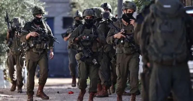 الاحتلال يقتحم هيئة شؤون الأسرى في سلفيت ويهدم منزلاً ويصادر كرفانات في الخليل