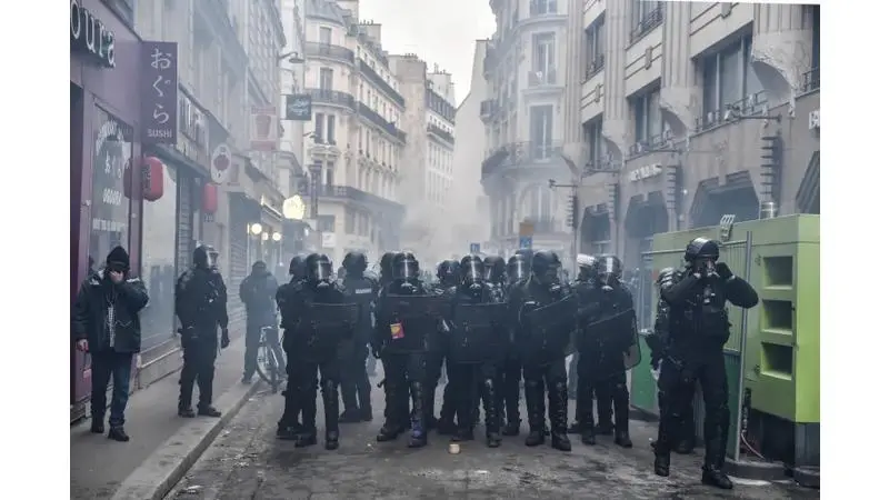 ماكرون يتوعد ناشري الفوضى بعد توقيف 400 شخص خلال احتجاجات فرنسا