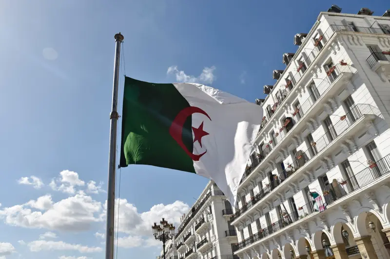 الصالونات السياسية والمنابر الإعلامية في باريس تتحاشى استهداف الجزائر