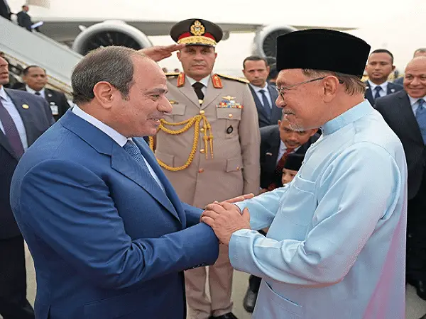 السيسي يصل ماليزيا ورئيس الوزراء يرحب به بأغنية لعمرو دياب - اخبار ليبيا