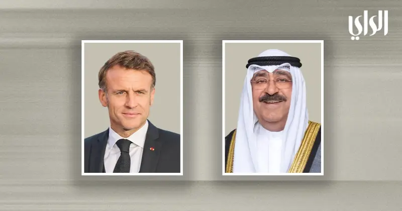 سمو الأمير والرئيس الفرنسي يتبادلان قلادة مبارك الكبير ووسام جوقة الشرف الفرنسي الأكبر