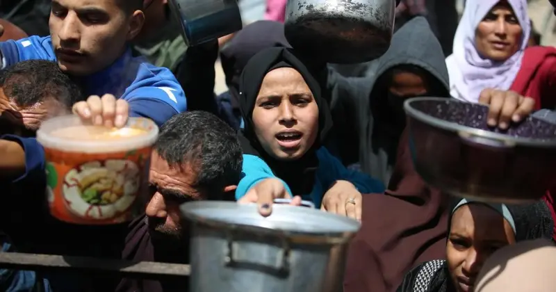 المساعدات تتراجع.. فمن يدعم الأسر والأسواق في غزة؟