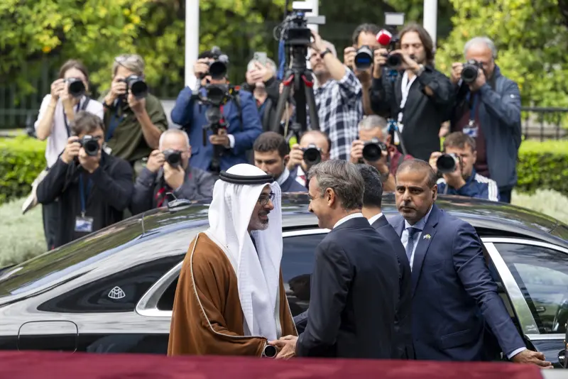 ولي عهد أبوظبي يصل إلى مقر رئاسة الوزراء في أثينا لبحث سُبل تعزيز الشراكة الاستراتيجية بين البلدين