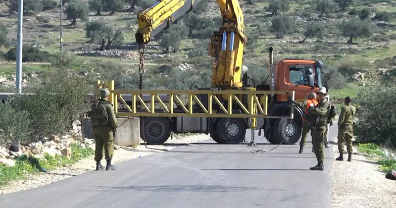 الاحتلال يعزل قرية "واد دعوق" جنوب جنين ويشرع بتركيب بوابة حديدية